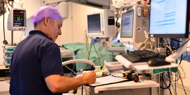 Rolig klinisk scene med fokus på patient og læge